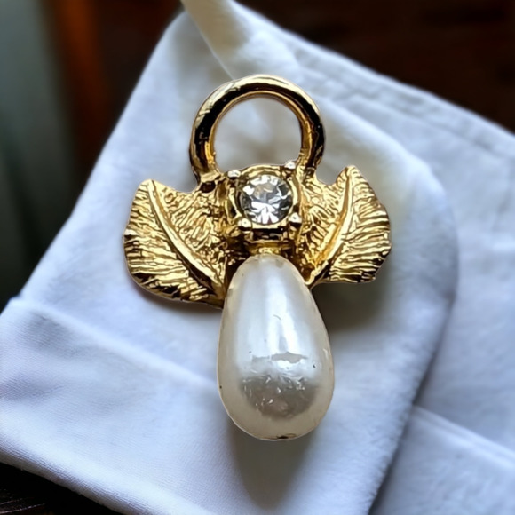 Vintage Hat Lapel Pin Gold Tone Angel Leaf Wings Faux Pearl Clear Rhinestone - Picture 1 of 4